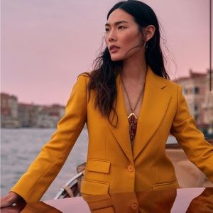 Banana Republic Sculpted Wool Blazer. Color: Gingko Leaf. NWT. Never worn.